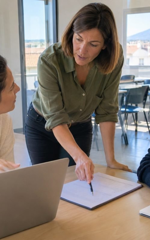 Illustration de Sophie, dirigeante d’un organisme de formation, examinant le suivi des prospects avec deux membres de son équipe.